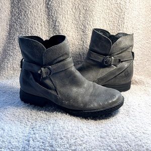 Women’s Born Distressed Ankle Boot in Gray, Size 10M
